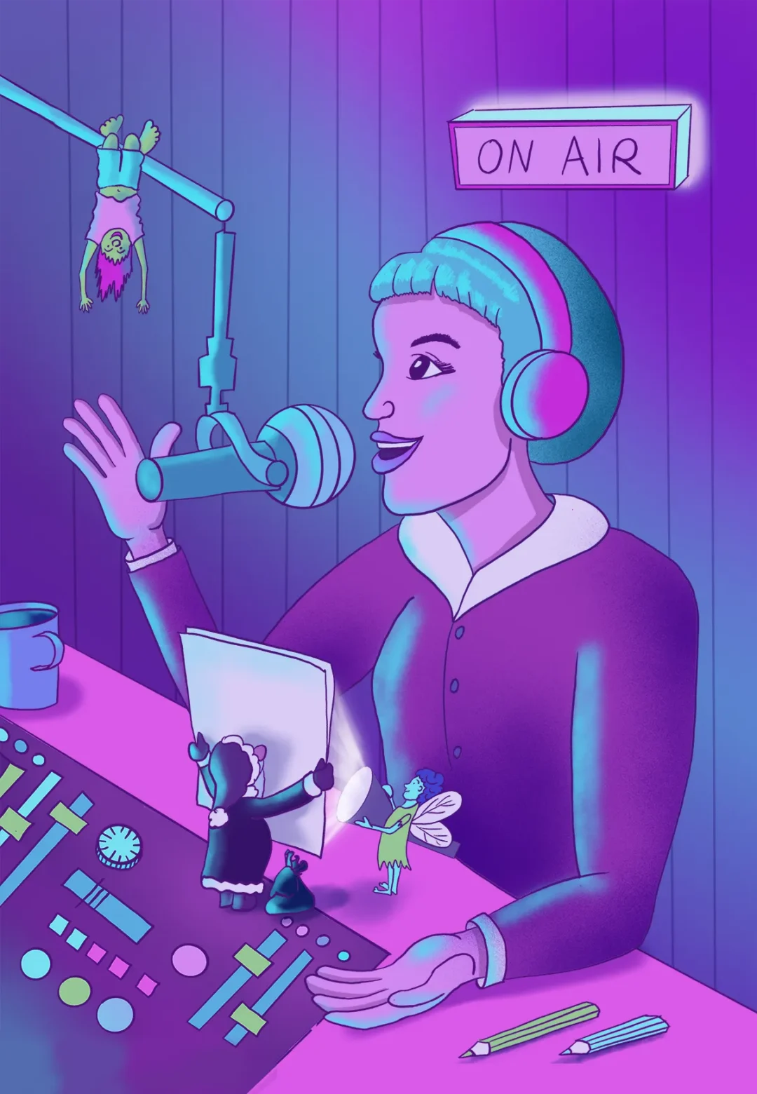 Illustration. Els Vordemberger als Podcasterin sitzt in ihrem Studio vor einem Mischpult. Am Mikrofon hängt ein Kobold, ein Nikolaus hält ihr Textblatt und eine Fee beleuchtet das Blatt.