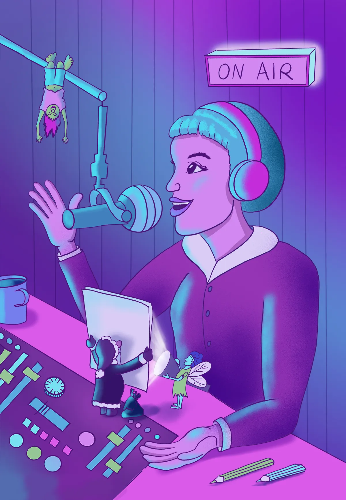 Illustration. Els Vordemberger als Podcasterin sitzt in ihrem Studio vor einem Mischpult. Am Mikrofon hängt ein Kobold, ein Nikolaus hält ihr Textblatt und eine Fee beleuchtet das Blatt.