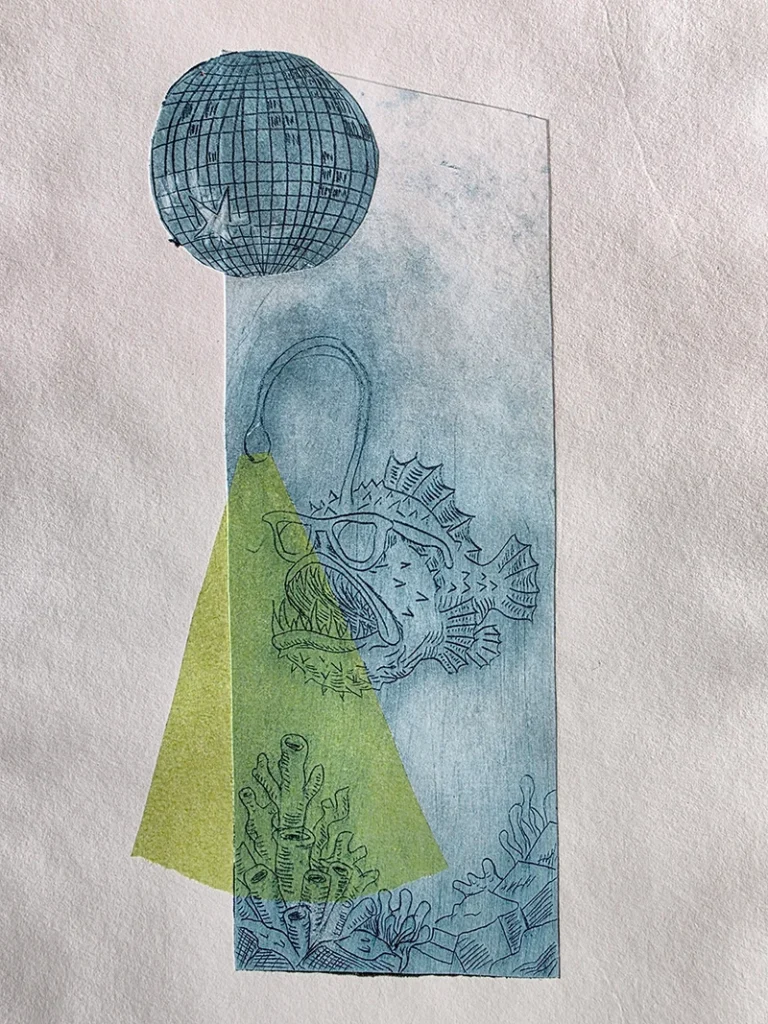 TetraPak-Druck eines Anglerfisches mit Sonnenrille, der unter einer Discokugel schwimmt. Der Lichtkegel seiner Angel ist durch aufgeklebtes, gelb-grünes Transparentpapier hervorgehoben.